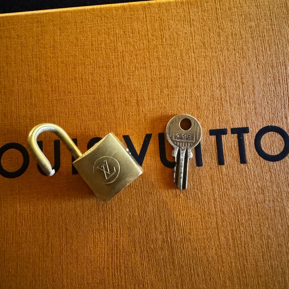 Louis Vuitton vintage lock and key set makes a beautiful gift comes with charm - Picture 8 of 9